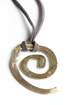 Colgante Rastro dorado con cordón de cuero y diseño abstracto en espiral