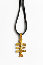Colgante de bronce tipo espina con forma de cruz, en cordón negro