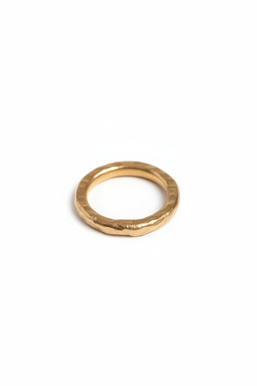 Anillo Órbita de metal dorado, acabado martillado y banda ondulada