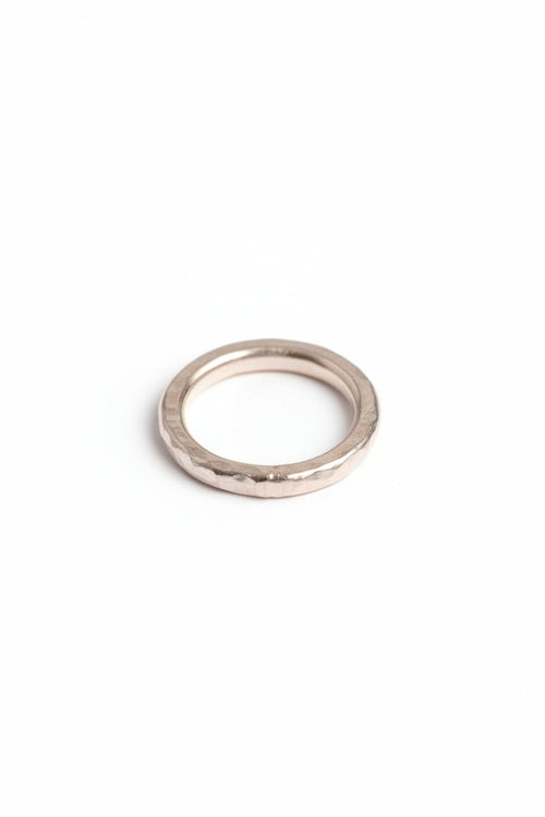 Anillo Órbita de metal plateado, acabado martillado y banda ondulada