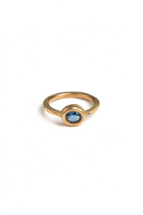 Anillo Reliquia oval dorado con piedra oval azul oscuro engastada